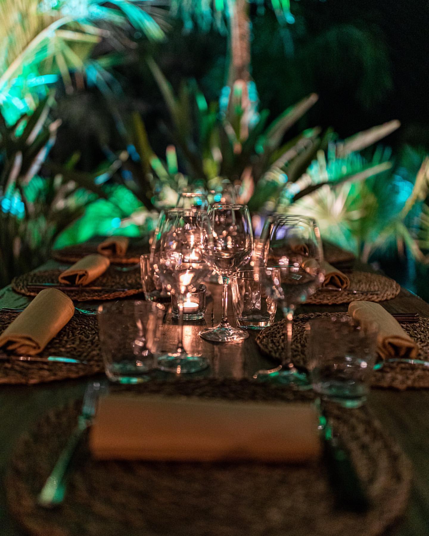 tavolo di ristorante brasiliano apparecchiato all'aperto